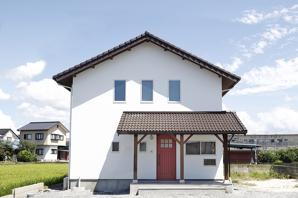 白い外壁は汚れやすい？後悔しない色選びのポイントを画像つきで解説！外壁塗装ほっとらいん