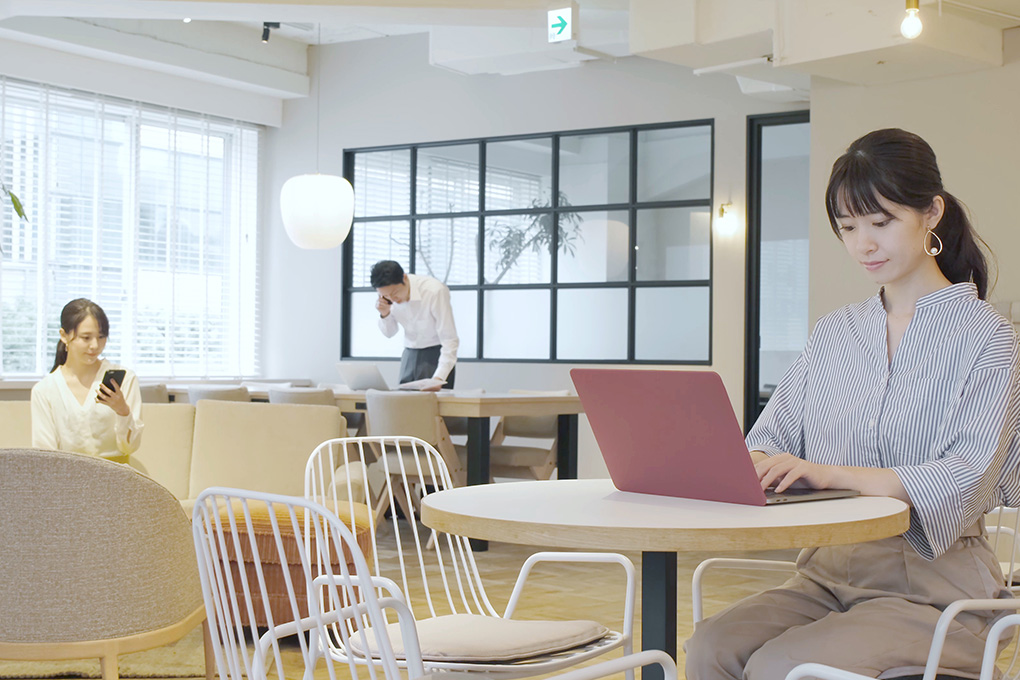 20坪・10人用 おしゃれなカフェ風の小規模オフィスレイアウト - スタイルブック