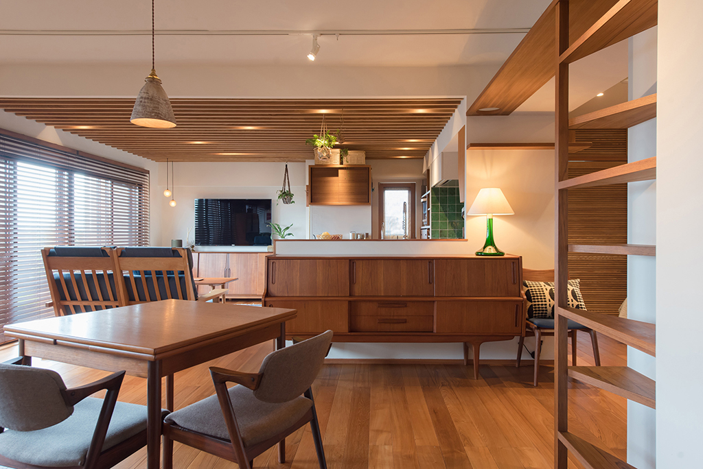 チーク床の家』北欧のヴィンテージ家具によく使用されている少し赤みがかったチーク材。このチーク材を床やキッチンカウンターに使用した贅沢な空間ですね。Photo:Masato RoomNo.923344 ▶︎この部屋のインテリアはRoomClipのアプリからご覧いただけます。アプリは