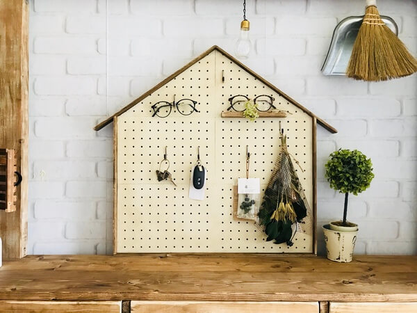 端材と100均で有孔ボードの棚作り diy100均diy100均セリアキャンドゥ端材有孔ボード手作り家具interior棚