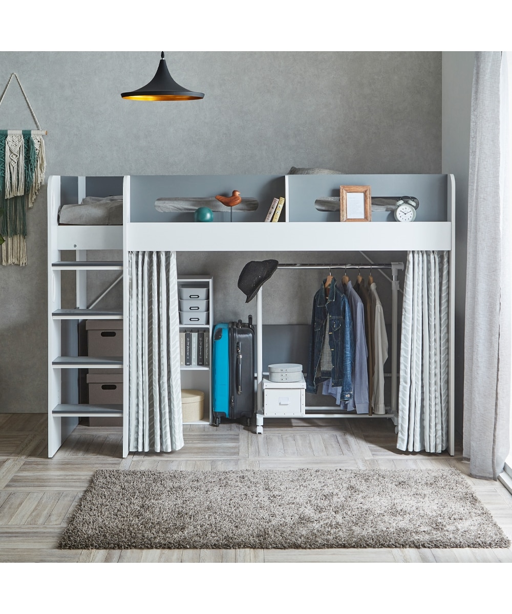 ロフトの傾斜をうまく活かした、収納力のあるクローゼットスペース-fevecasa フェブカーサ