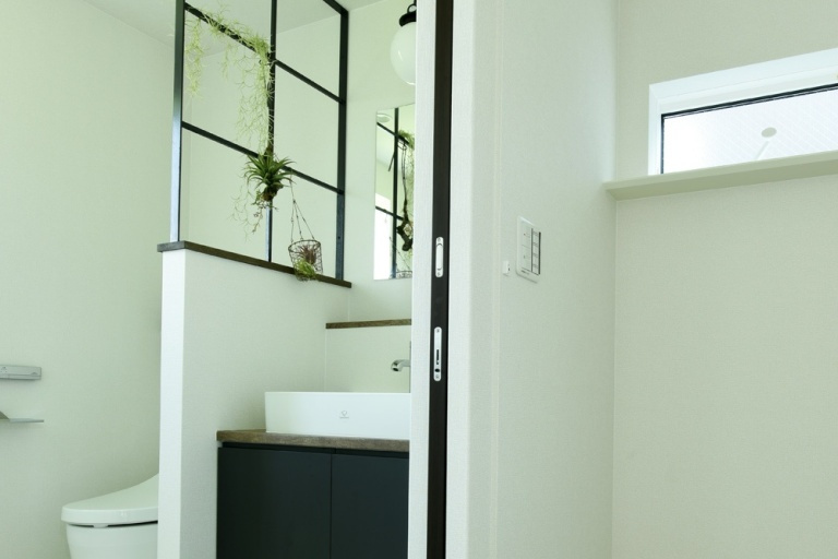 トイレは窓ありと窓なしどっちが良い？メリット・デメリットや費用を解説 - 広島・福岡で注文住宅・分譲住宅・リフォーム・中古物件なら山根木材