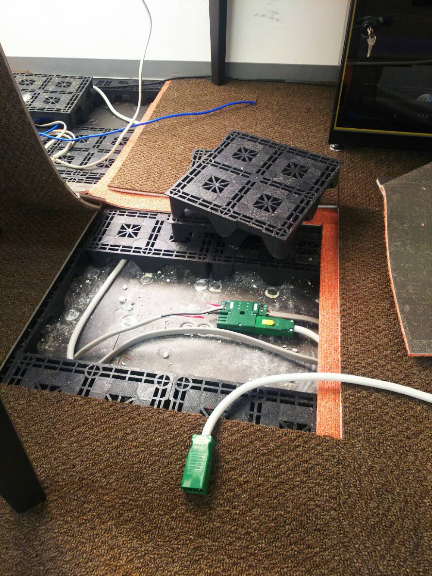 おはようございます☀ 昨晩は某所にて配線です🔌 床下でも綺麗にまとめます🙆‍♂️配線床下電気工事電気屋仕事夜勤3人がんばった大賞横浜小松田電気