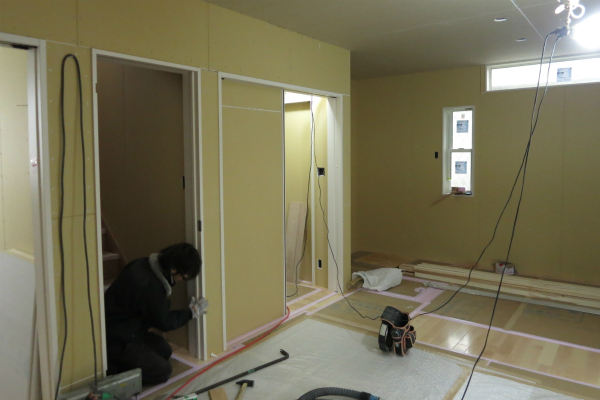 階段腰壁のスリット: Kokoro-s House