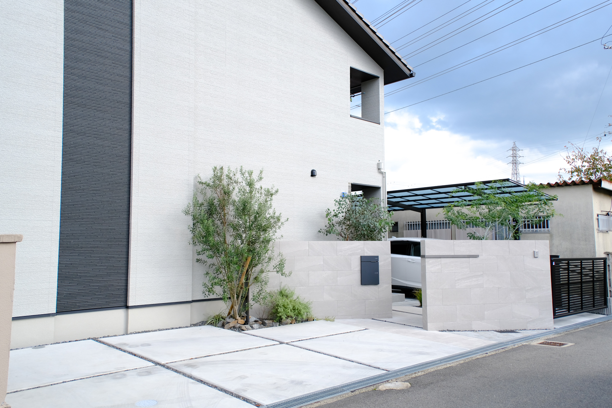 コンクリートの庭のメリットと費用を解説！おしゃれなDIY事例と後悔しないリフォームのコツ