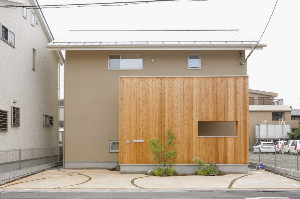 木目の外壁に似合う角地のオープン外構「LABOT」は京都，滋賀のエクステリア、ガーデニングを中心に外構・お庭工事のデザイン、設計、施工 管理を一貫して行うエクステリア専門店です