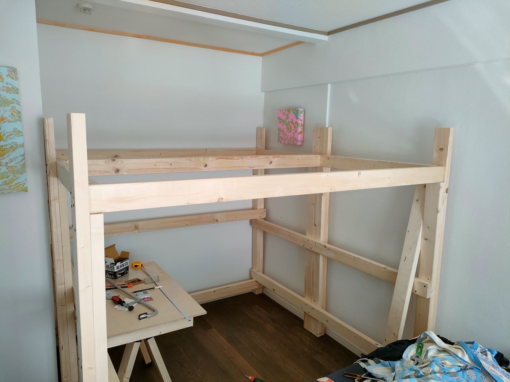 簡単 ベッドフレームをDIYしよう！自分だけのオリジナルベッドで暮らしをより快適に100均アイテムで、暮らしをもっと便利に楽しむ情報メディアくらしマグネット