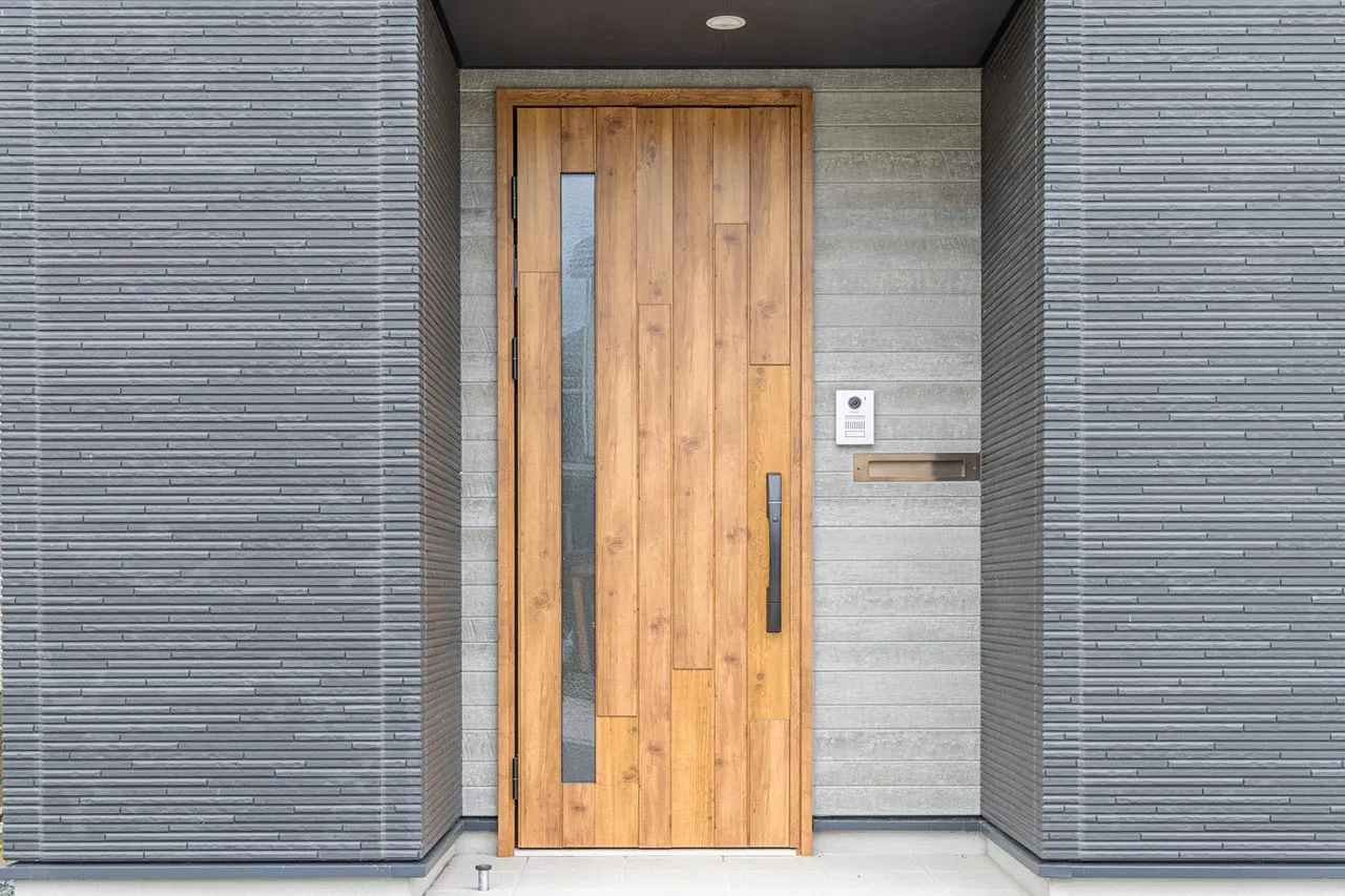 横浜市、防火地域の玄関ドアリフォーム実例 写真つき玄関.jp