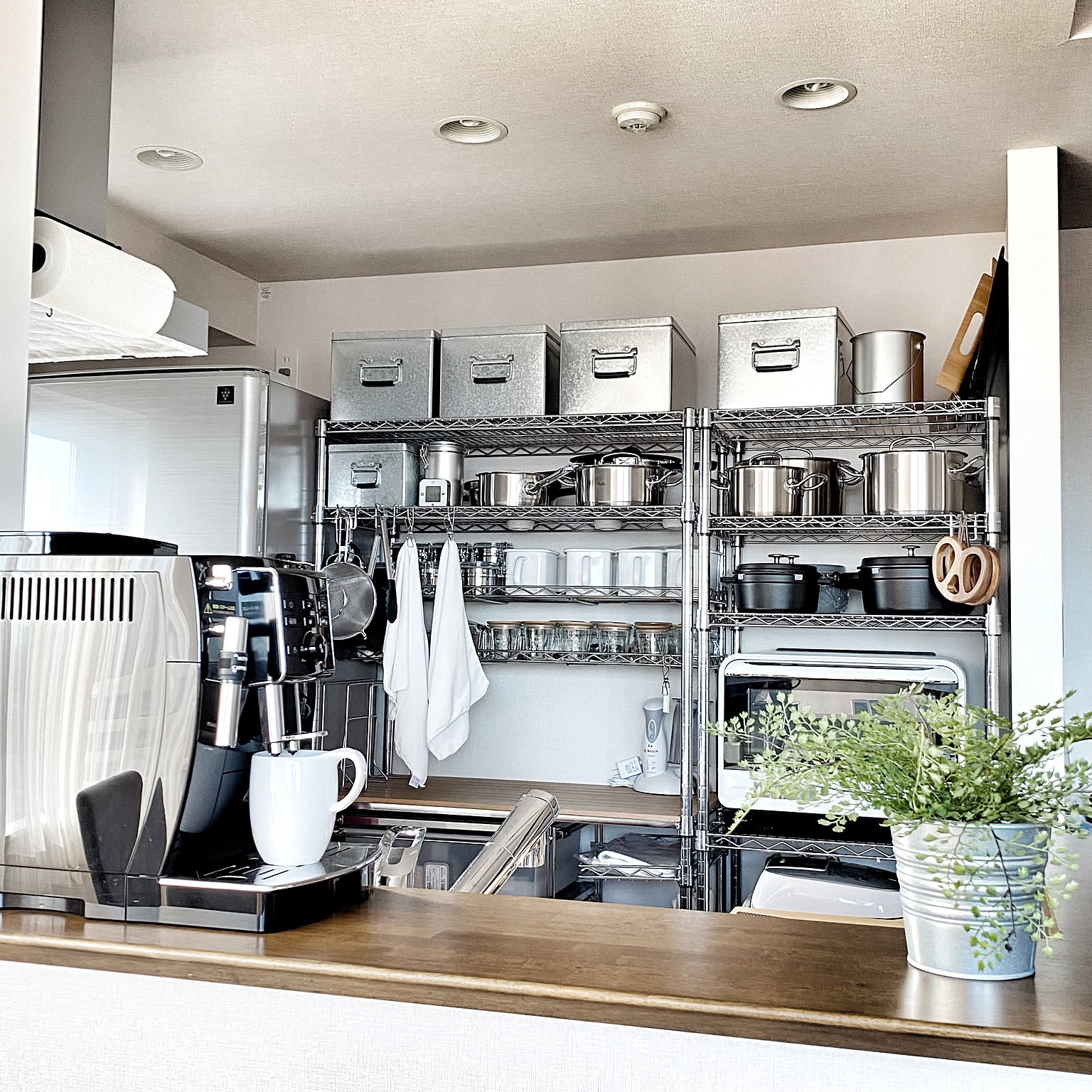 スチールラックをおしゃれに見せる選び方＆アレンジや置き方もプロが伝授