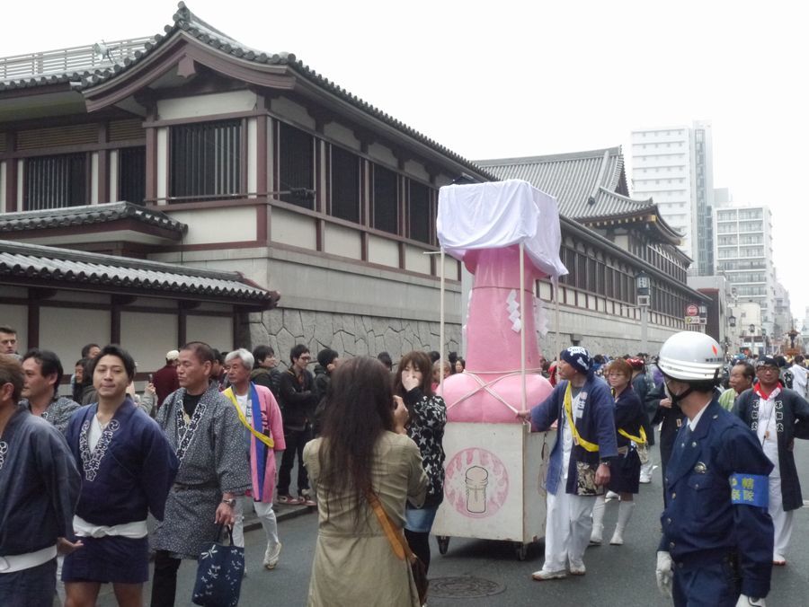 超リアル過ぎる男根のぼりに仰天！「田縣神社豊年祭」【愛知】 | 日本珍スポット100景