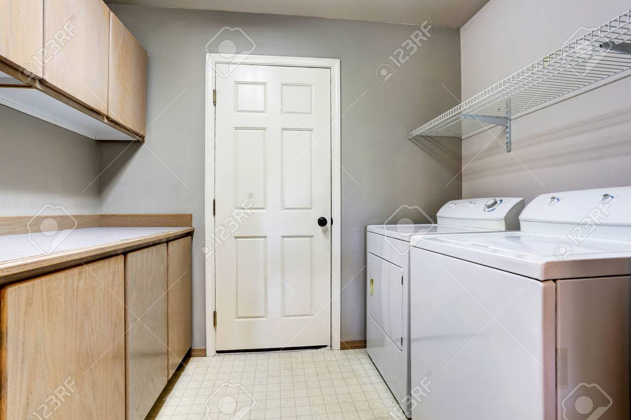 おしゃれなランドリールーム磁器タイルの床、スロップシンクの画像 75選 - 2025 年 10月Houzzハウズ