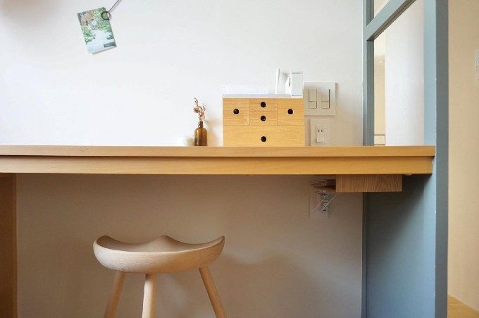 スマホの充電場所 北欧壁掛けシェルフで飾るように収納する - megmeg simple life - 収納インテリア