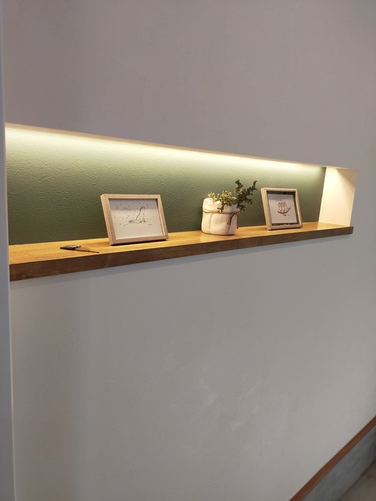 家の顔である玄関ホールは広めに確保し、潔感のある白でまとめた。ニッチには間接照明を設け、写真や小物を飾れるスペースに くふうイエタテ