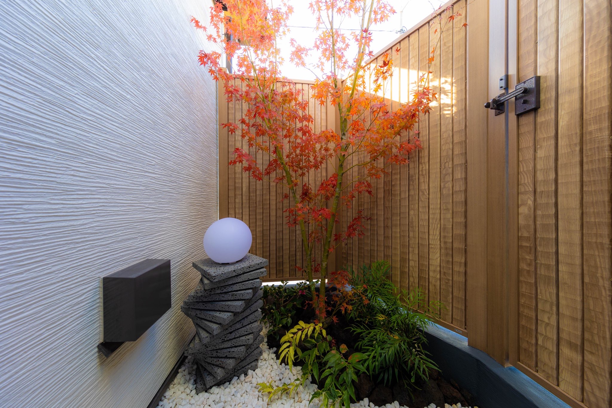 浴室の窓の目隠し方法は、面格子→内窓→テラス→フェンス コスト順 庭ファン