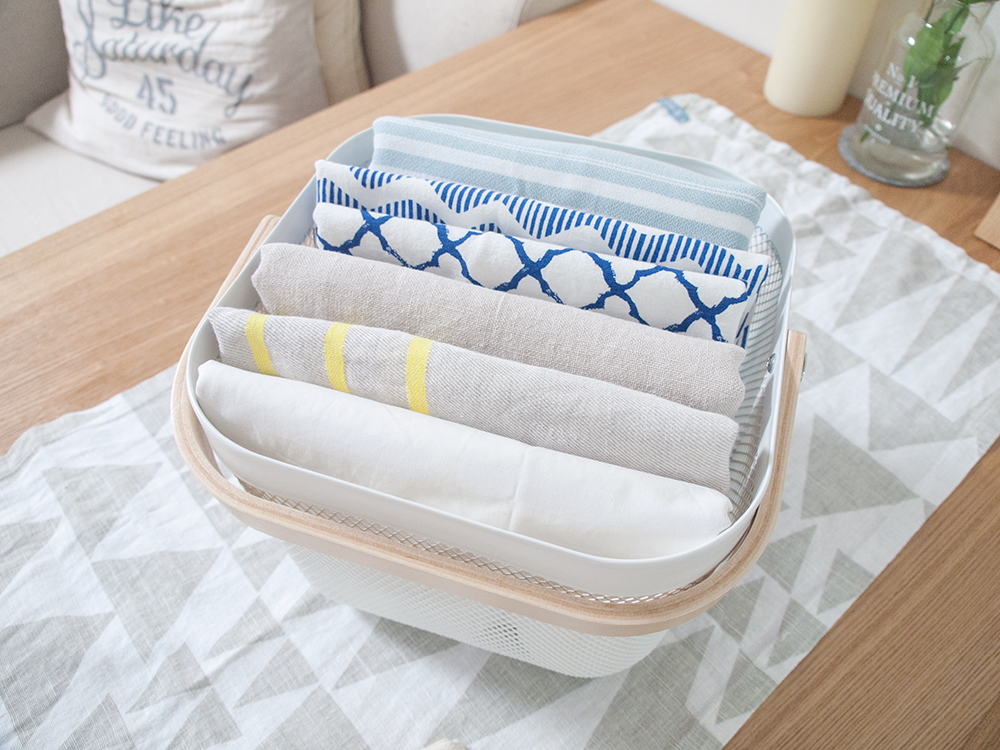 ひー７年ぐらい変わらずの ランチョンマット 収納🫶🏻 丸められないランチョンマット は 他の場所で収納してます✨ ・ ・ ・ ・キッチンキッチン収納アイランドキッチン冷蔵庫ランチョンマットランチョンマット収納daiso100均100均収納Instagram