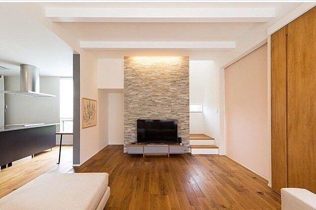 Iさん家族のリビングダイニング。階段下を活用してテレビの裏に収納を設け、レコーダーなどの機器をまとめて置けるようにした くふうイエタテ