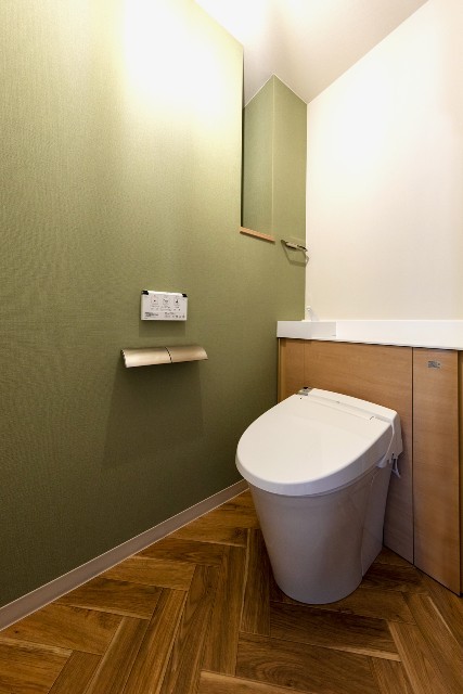 ヘリンボーンクロスで上質なトイレ空間 おしゃれなトイレ アクセントクロス 石目調 モダン 高級感 落ち着く空間 toilet トイレ デザイン サンゲツ 茶 ブラウン アンティーク 品番