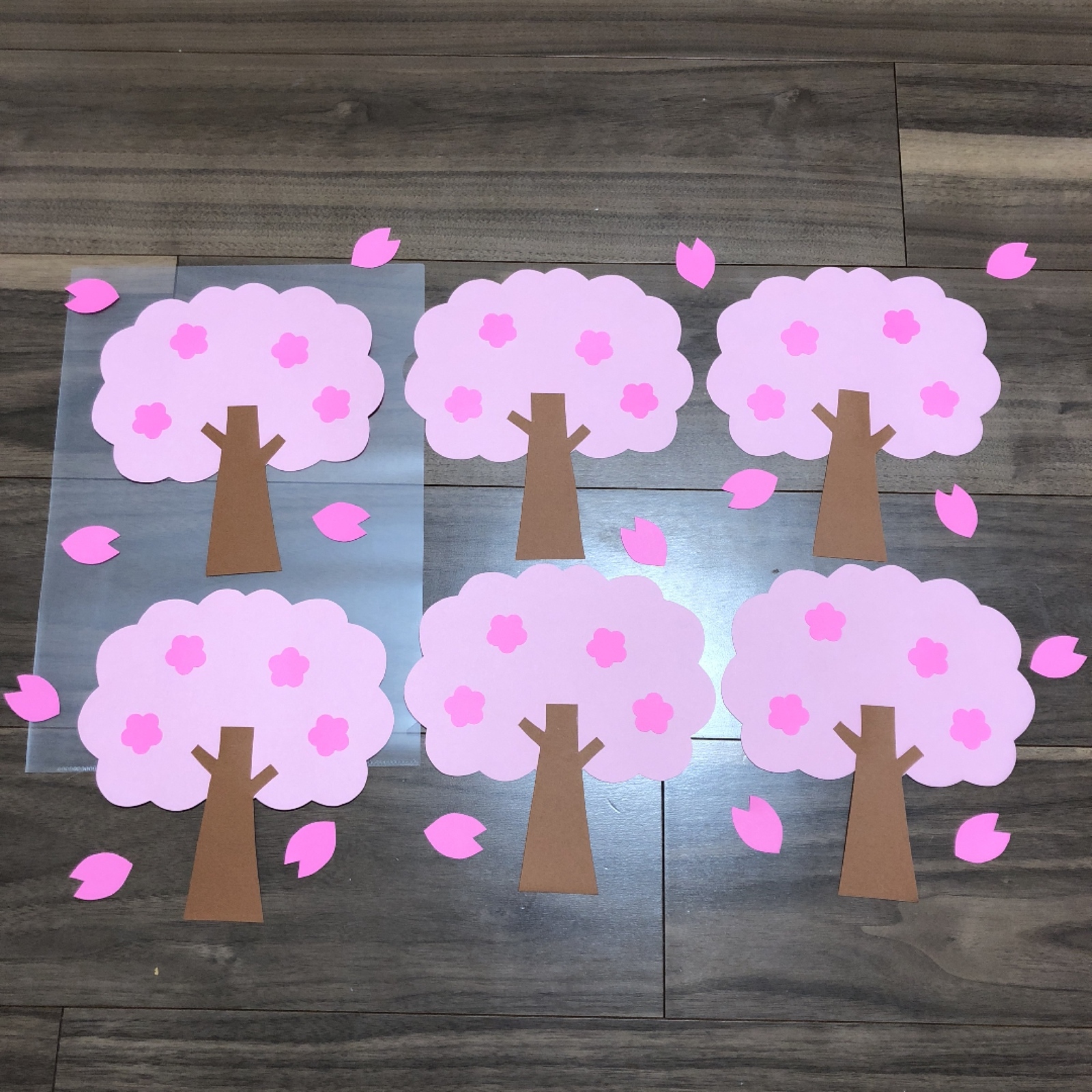 にょきにょきペタペタ月夜の木～カラフルに飾る春の壁面〜保育と遊びのプラットフォーム ほいくる