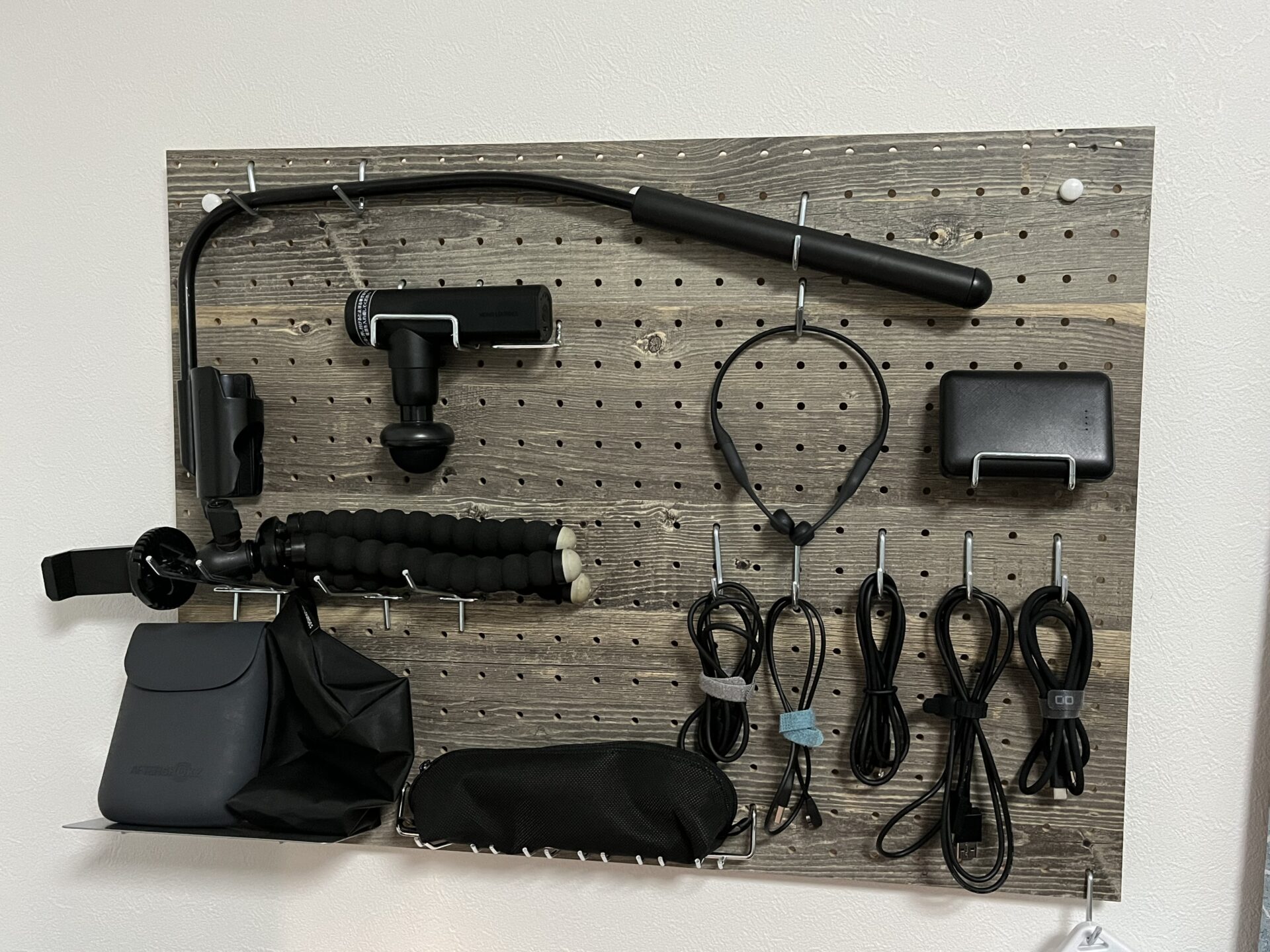 壁に穴を開けないで飾る方法とは？縦の空間を活かして省スペース収納 壁面収納・本棚 OSAMARU オサマル