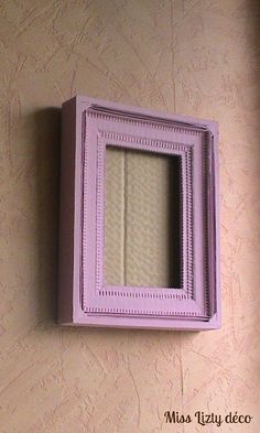 不要な段ボールを使って『額縁』作り。 段ボールを切って貼るだけ、、、なのですが、段ボールってよく見てみるといろいろな波模様があっておもしろい。その模様を組み合わせて貼り付けます。見た目はちは立派な額縁。でも段ボールなので軽い！いろいろな用途で使えそう