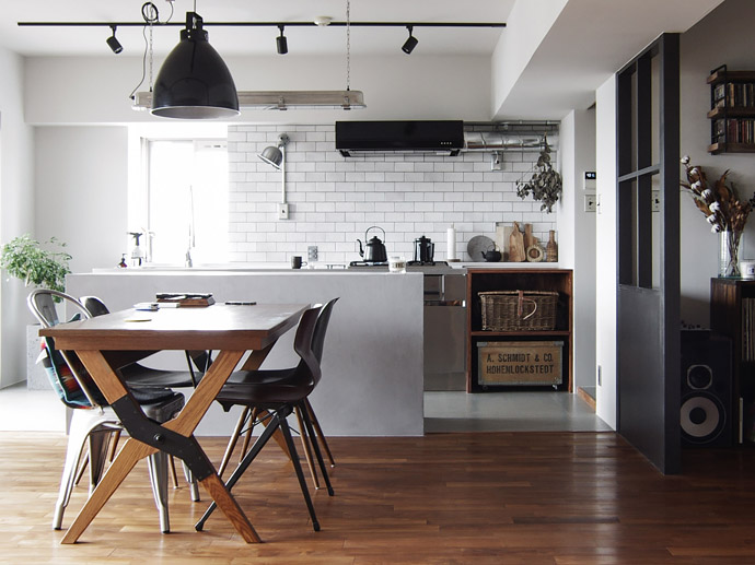 DIY 籠と蒸籠のためにキッチンの壁面に棚をつけました！LEE