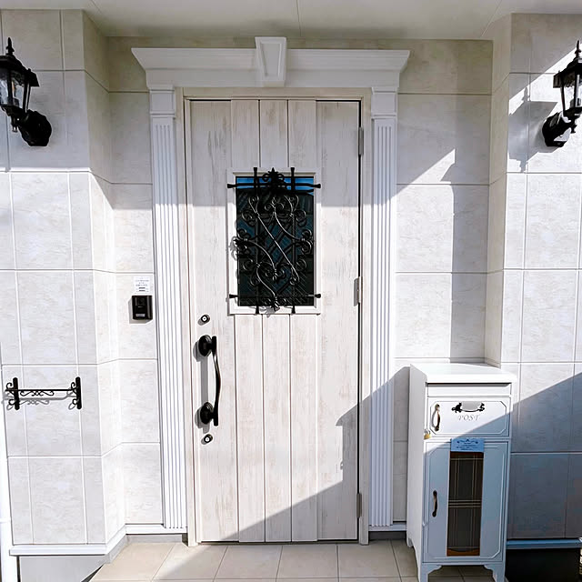 SUUMO 白い外壁に合う玄関ドアに関する注文住宅・ハウスメーカー・工務店・住宅実例情報