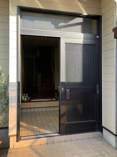 ドアのリフォーム。シート貼りでお得にキレイに！！福岡県福岡市ホームリメイク倶楽部