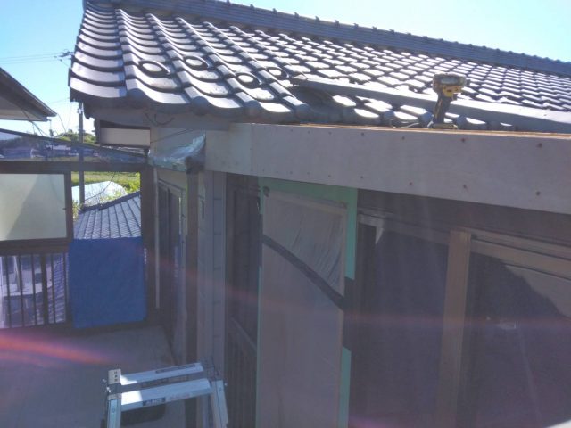 周南市で雨漏りを防ぐ軒先が短い建物の軒を長くする工事周南・下松・防府市の屋根リフォーム、雨漏り修理は街の屋根やさん周南店