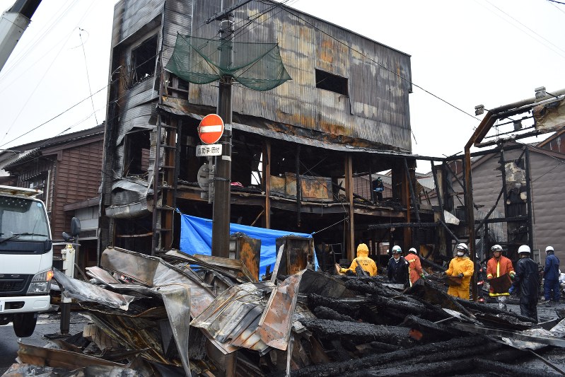 新潟・見附市で住宅など７棟焼く火事 通報から約10時間半後に鎮火も4世帯12人が避難 |