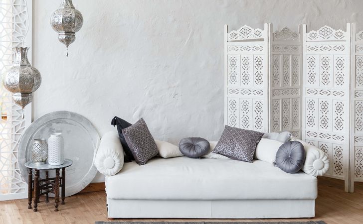 リビング ルームやラウンジにはソファとアラビアまたは中東スタイルの窓と部屋でオスマン帝国の建築インテリアの写真素材・画像素材 Image38436662