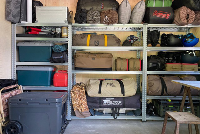 見せて収納」もあり。増えていく「キャンプ用品」の収納アイデア – &RESORT Life – アンドリゾートライフ –