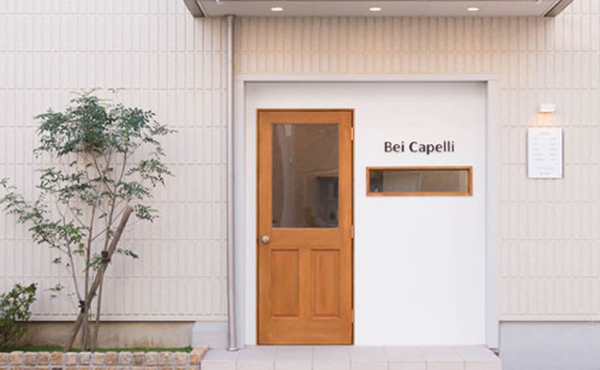 モノトーンの外観がおしゃれな1席限定美容室 me time hair と木製玄関ドア。 - ユダ木工株式会社