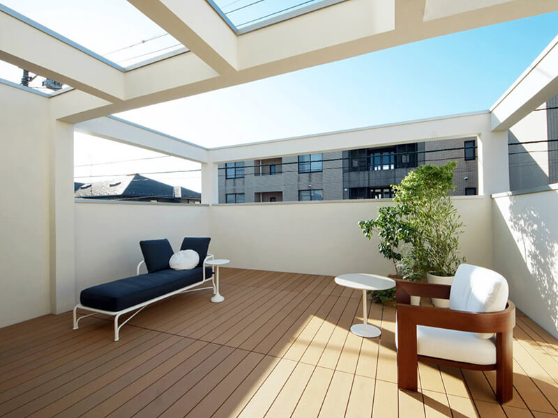 バルコニーに屋根を後付けして困りごとを解消！毎日の暮らしがもっと便利で快適にウチソトスタイル