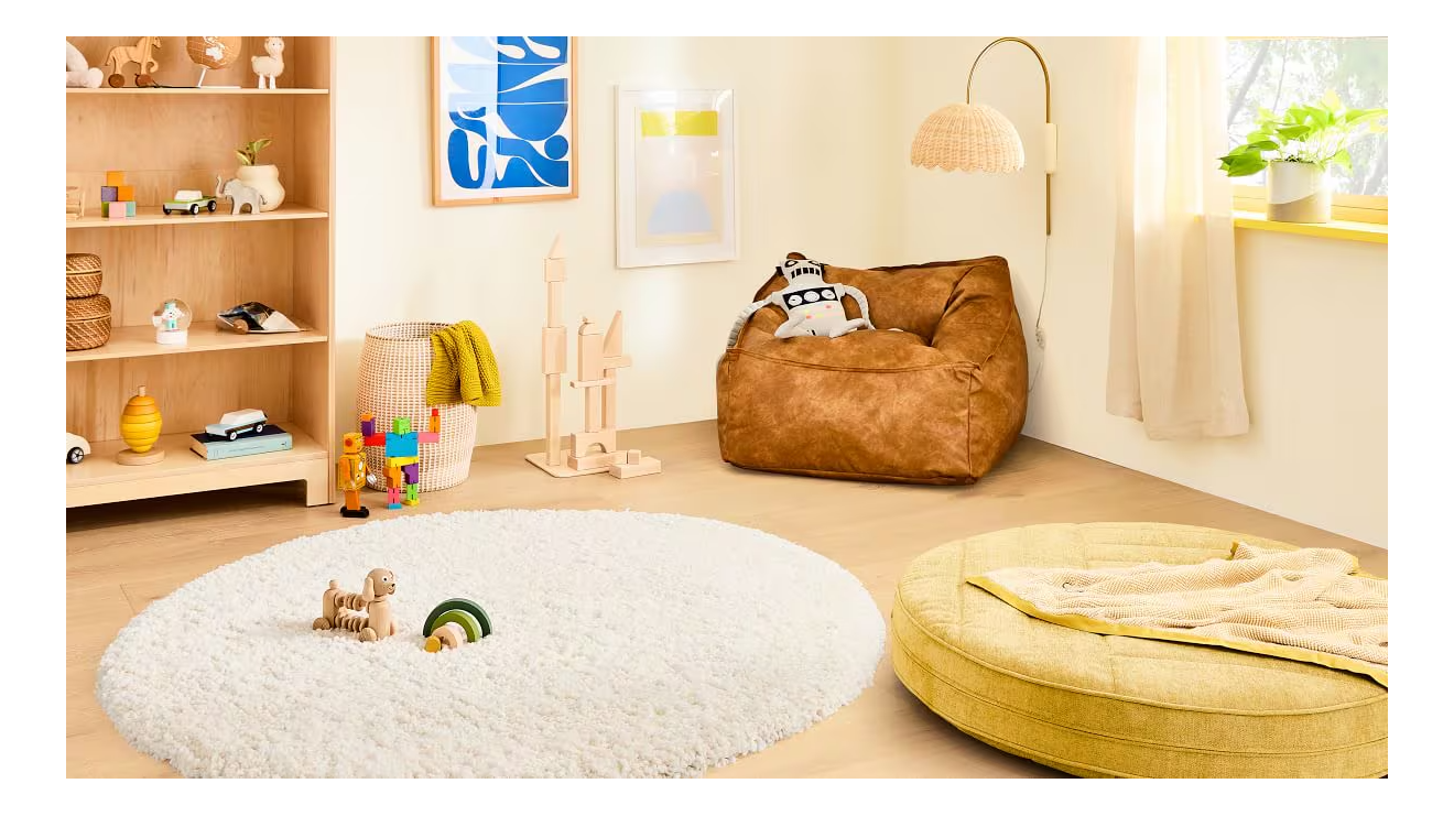 なんだか久々のお家投稿🏠 しまむらで２０００円でゲットした円形ラグ。 まぁ〜よく滑るから 猫たちがダッシュすればズレ、子供がスライディングすればズレ、 なんならちょっとラグ蹴っちゃっただけでも サーってズレるけど 逆に軽くて扱いやすい👍笑 掃除のたびに重たい