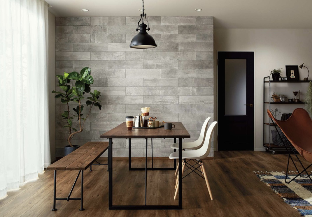 リビング一部にエコカラットを貼りました。調湿・脱臭効果に優れており、インテリアとしてもお洒落です。芹工務店わたしの住まい