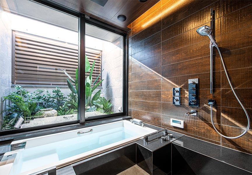 落ち着いた黒のアクセントパネルが高級感を演出する浴室 - 事例写真「ペントハウスのある家」注文住宅のハウスネットギャラリ