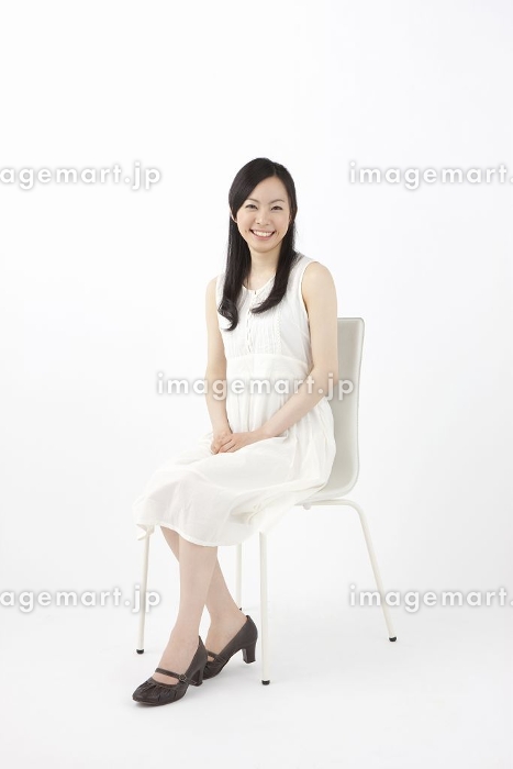 椅子に座る女性10480220 の写真素材 - アフロ