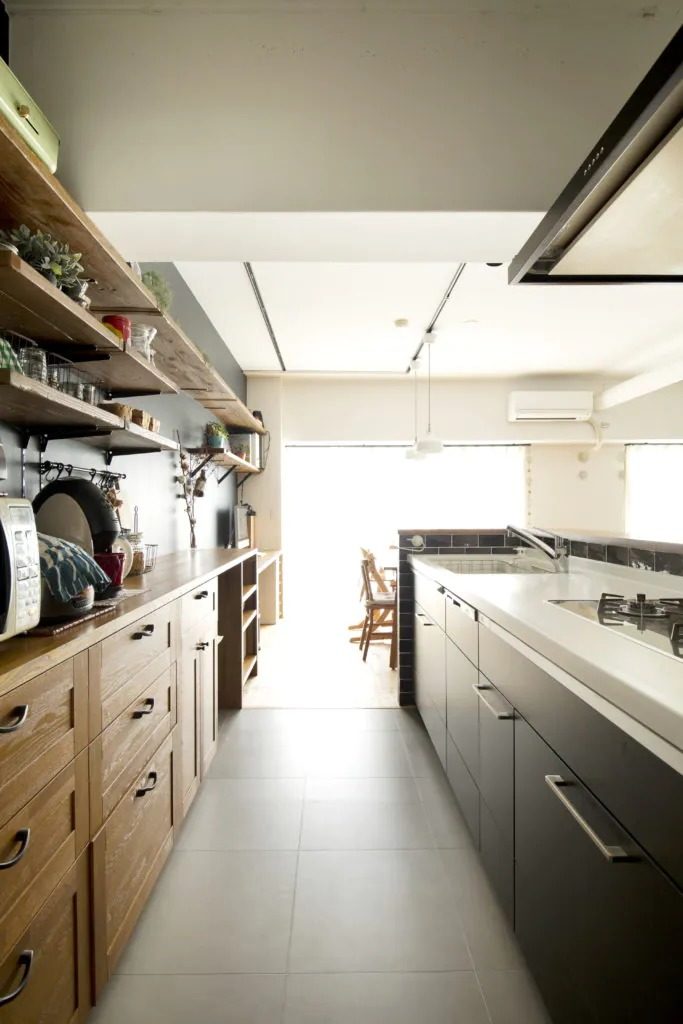 キッチン腰壁-寸法まとめ-キッチンの腰壁の高さ。一体、どのくらいの高さがいいのか今回はWAKATTEで実際に採用された高さと理由を3つの事例と共にご紹介します。 No.1 腰壁にニッチをご希望+テーブルの高さで決定 No.2キッチンの本体+20㎝で決定No.3対面収納と