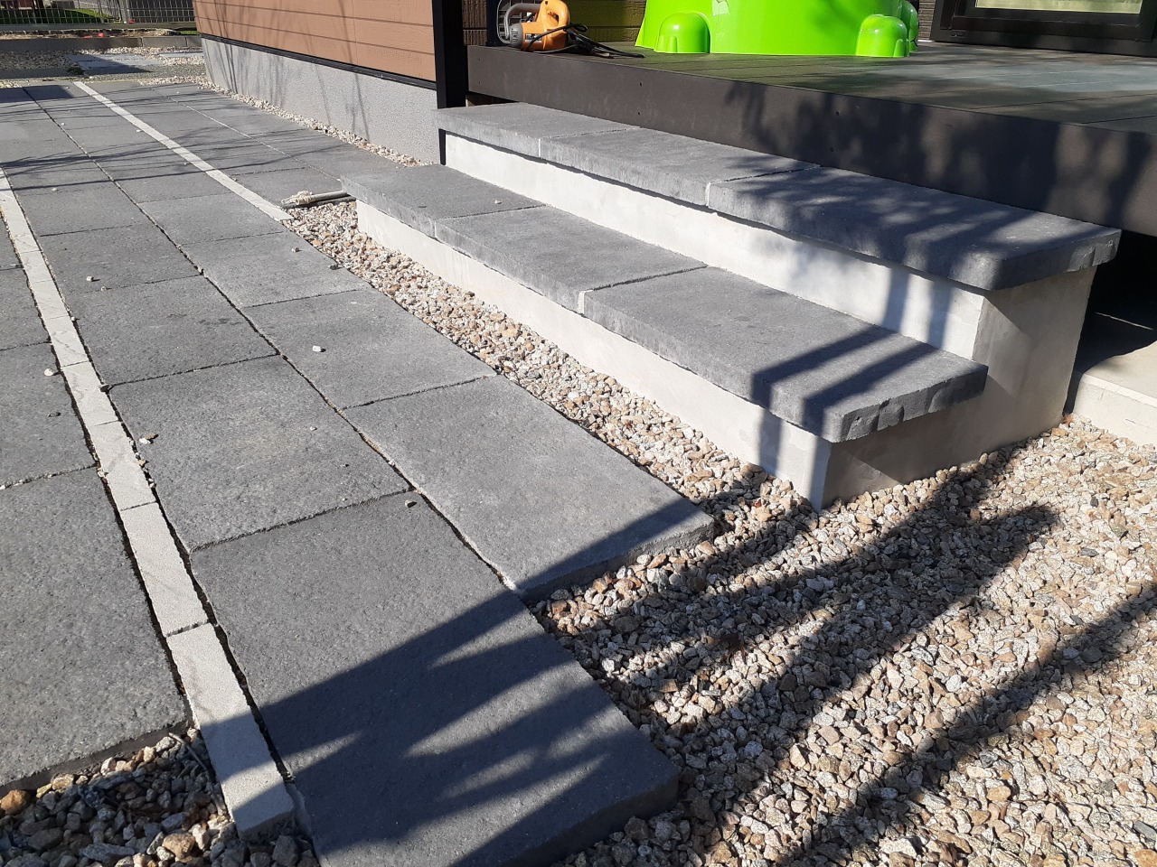 おしゃれな玄関アプローチデザイン事例11選 必要性や利用素材まで徹底解説！