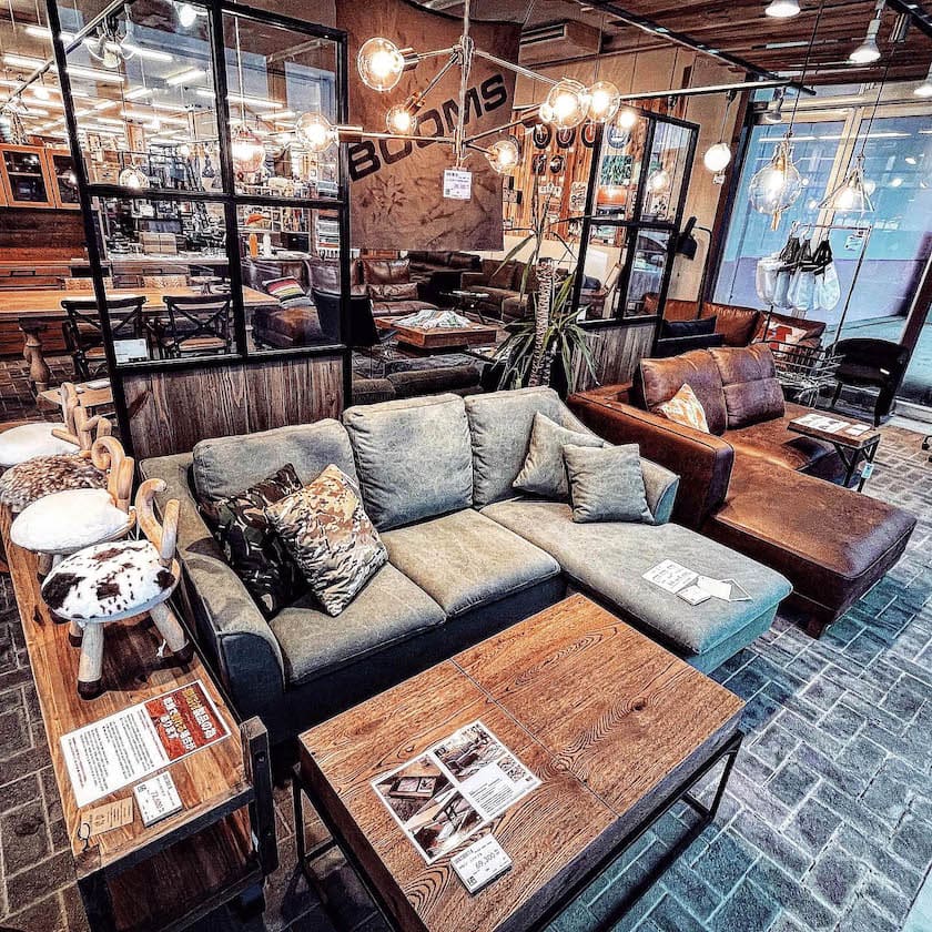 モダンなデザインのLDK。木目調の天井と壁が温かみを感じさせ、シンプルなインテリアでスタイリッシュな空間となっている。広々としたリビングとダ