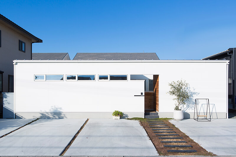 リフォームワークスペイントプラス＋玄関ポーチタイルの改修工事です。 タイル全交換+幅も拡張しました。セメントの硬化時間の関係もあり、工事期間は3日間。 見た目のバランスも良く、広々とした印象の玄関に生まれ変わりました✨小平市リフォーム小平