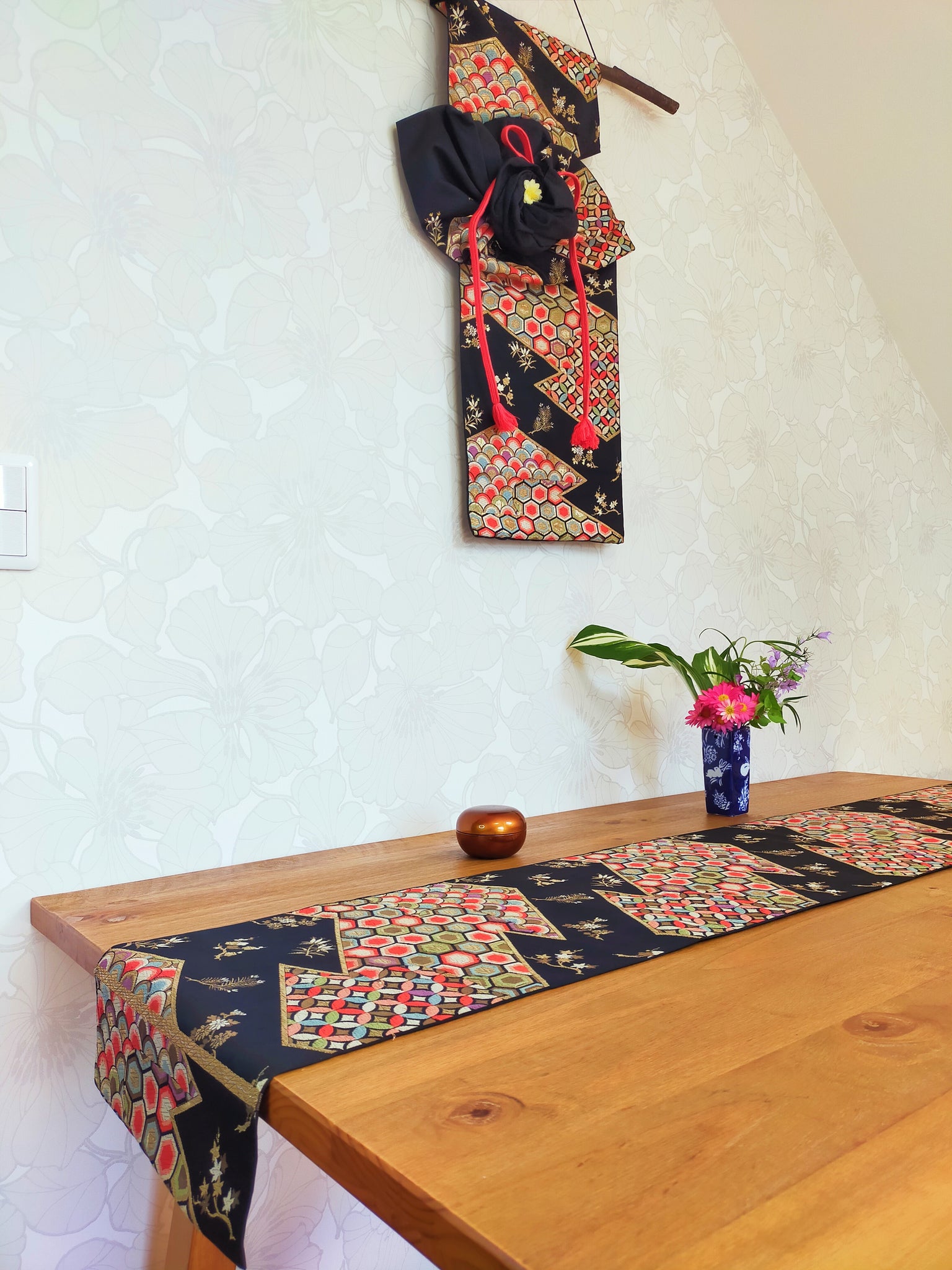 想いを継なぐインテリア 思い出の帯をタペストリーに 世界に一つだけの贈り物 着物 帯 リメイク インテリア 正月飾り 成人式 七五三 ひな祭りこどもの日 節句 敬老の日 誕生日 結婚式 ギフト 小物 - KOTO1946'S GALLERYminne byGMOペパボ国内最大級のハンドメイド