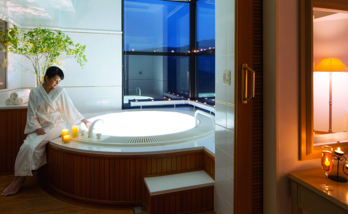 リゾナーレトマムのスイートフォースルームは、全室120平米、展望ジェットバスとプライベートサウナ付き。リビングと2つの寝室があり、大人数のご家族でもお部屋でゆっくりとお寛ぎいただけます。6月1日からグリーンシーズンの営業開始予定です。hoshinoresortstomamu