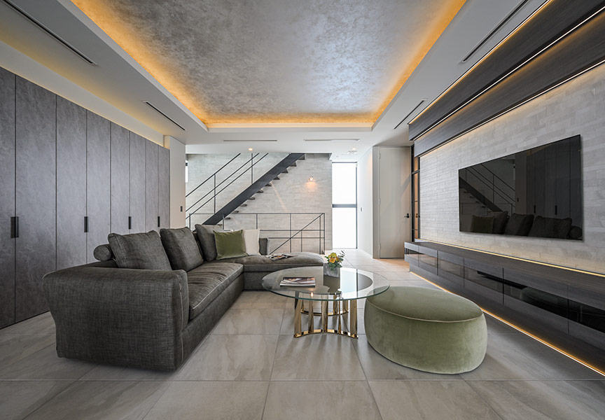 the ホテルライクリビング施主様の想いの詰まった、 ラグジュアリーモダンなリビング。 グレーをテーマカラーに、各マテリアルの配置と配色をコーディネートして、 海外ホテルのような、特別な空間を演出。 Full of the owner's feelings,Filled with the feelings