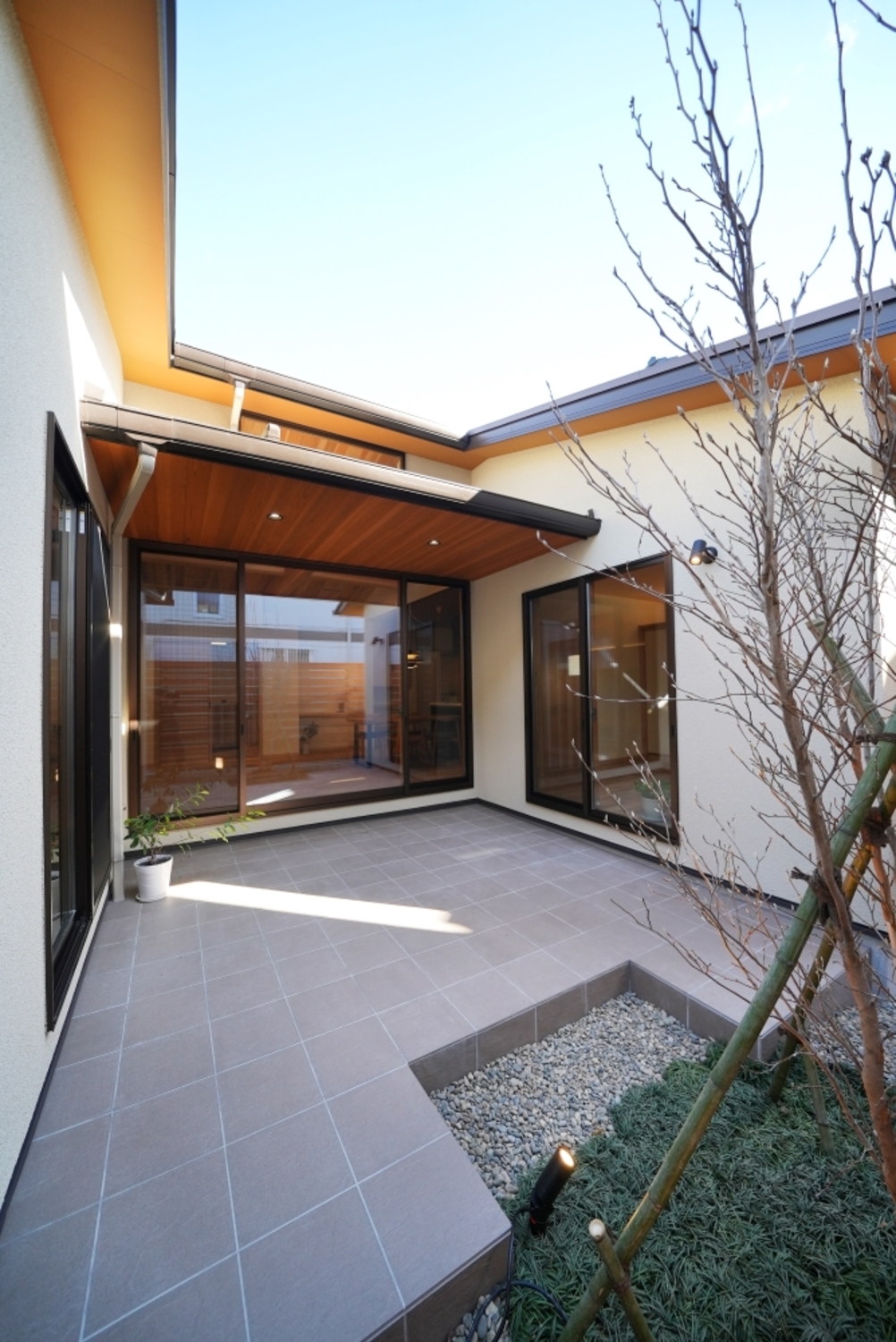 中庭のあるコの字型の平屋間取りのメリット・デメリットを実例付きで紹介 - 茨城・栃木で注文住宅・リフォームなら感動ハウス