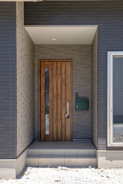 玄関リフォーム│引き戸から片開きの玄関ドアへ ユニテ 富山のリフォーム施工事例富山市・高岡市のリフォームならユニテLIXILリフォーム コンテスト第1位富山市・高岡市のリフォームならユニテLIXILリフォームコンテスト第1位