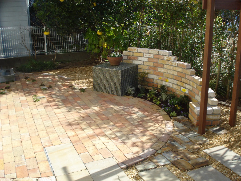 人工芝とレンガは組み合わせ可能？実際の例を見てみよう！DIY専用人工芝店 Field Magic