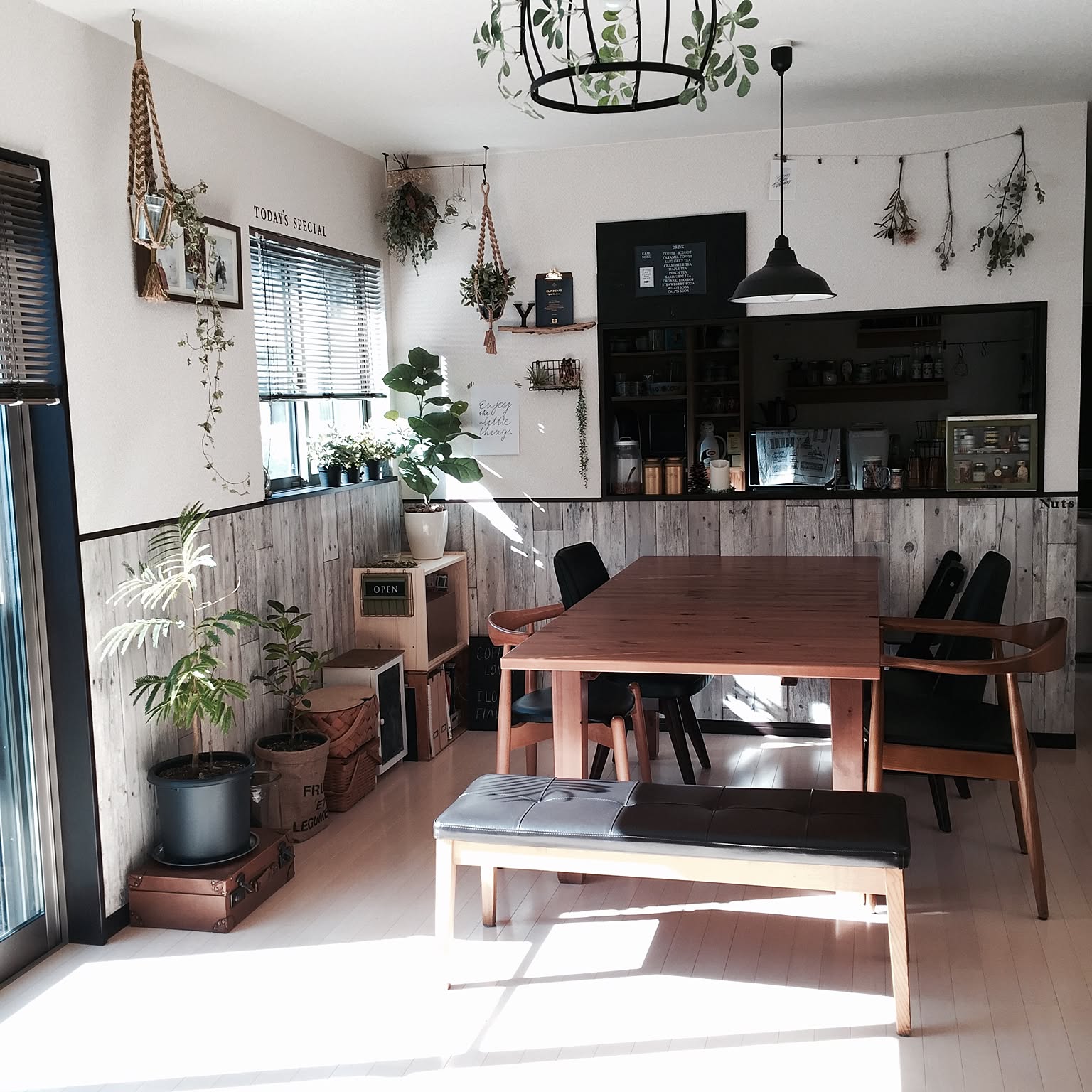 北欧スタイルに学ぶ夜も快適な秋冬仕様のインテリア 間接照明と家具の配置がポイント@Living アットリビング