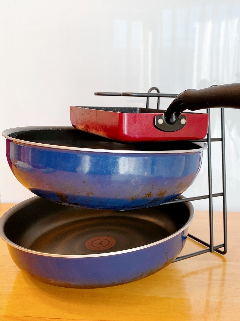 かさばりがちな 鍋・鍋蓋・フライパン がすっきり片付く！収納アイデア集キナリノ