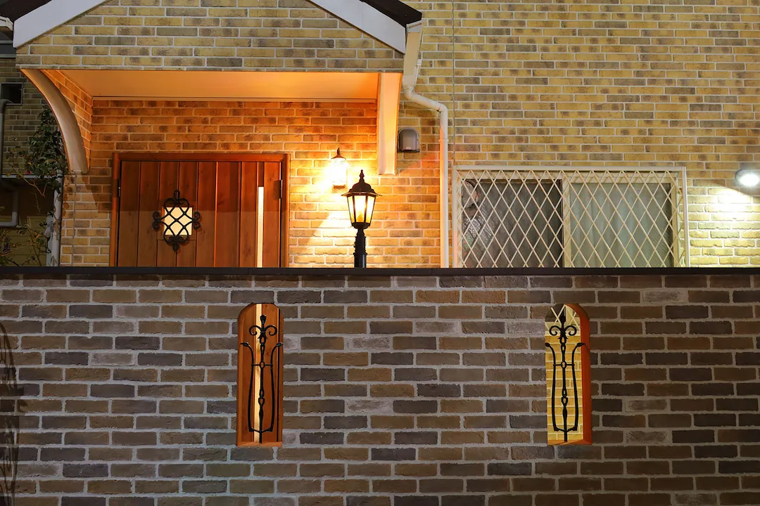 ヴィンテージレンガが映える洋風エクステリア公式 外構・エクステリア専門店-アールイーブルー浜松